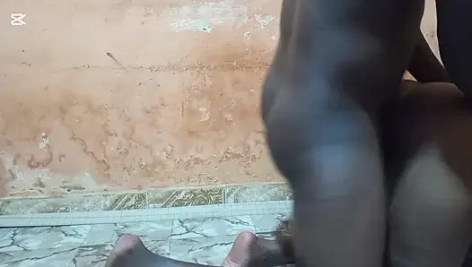 Sexy mieterin wurde auf der matte gefickt