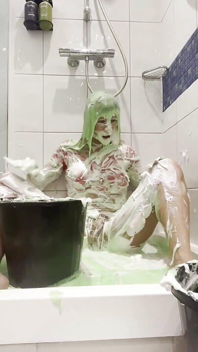 Merah jambu berkencing ke muka dan baldi gunge di atas kepala saya