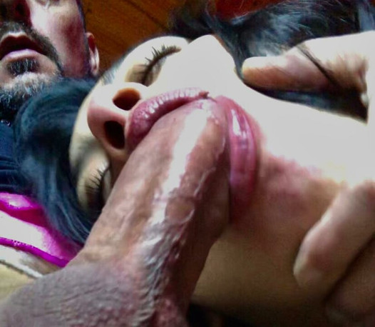 Adolescente caliente FIBRE ANAL le encanta chupar y lamer una pija dura gustosamente,