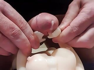 C4 - Sexdoll maison - une mini poupée sexuelle reçoit une éjaculation faciale allongée sur le dos