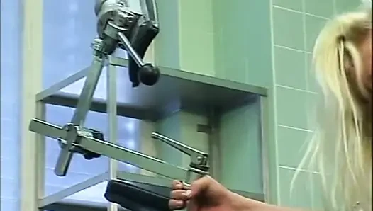 Büyük memeli güzel genç sarışın jinekolog tarafından sikiliyor ve götüne boşaltıyor