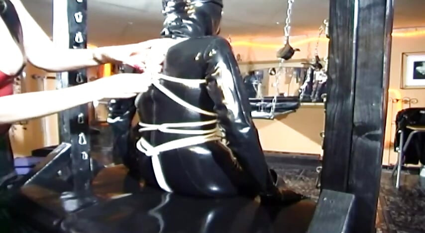 Nô lệ cực độ cho con đĩ tôn sùng latex