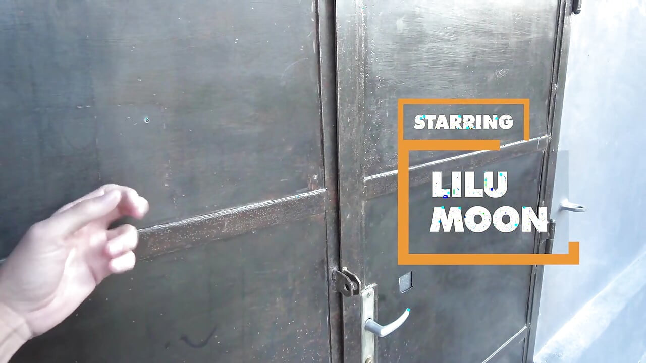 En primer plano - puta Lechera Lilu Moon disfruta del fetiche de pies