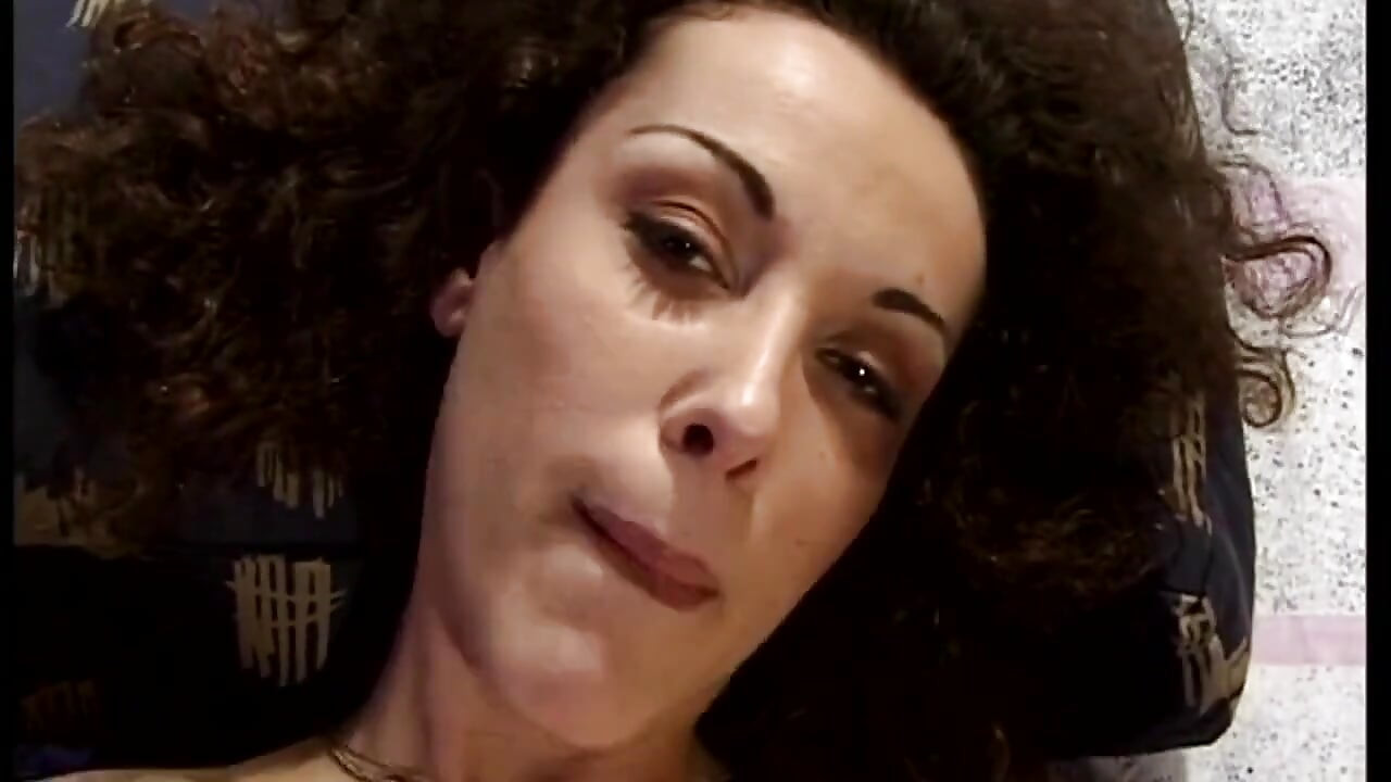 丰满的黑发熟女用手指和玩具玩弄她滴水的小穴