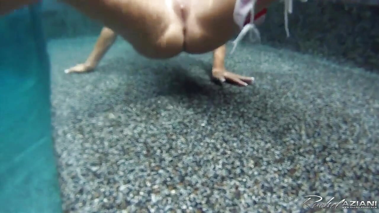 Rachel Aziani juega con sus agujeros mientras está en la piscina