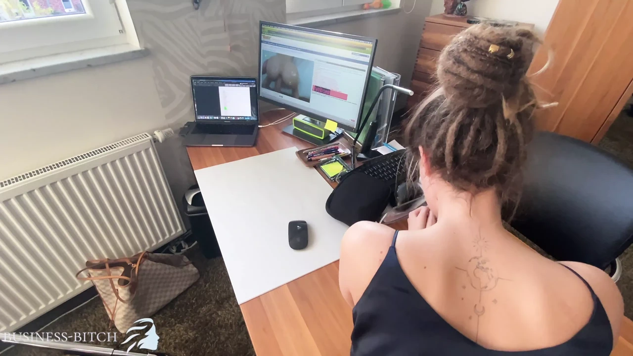 员工被她的老板抓住并被精液填满 - 生意