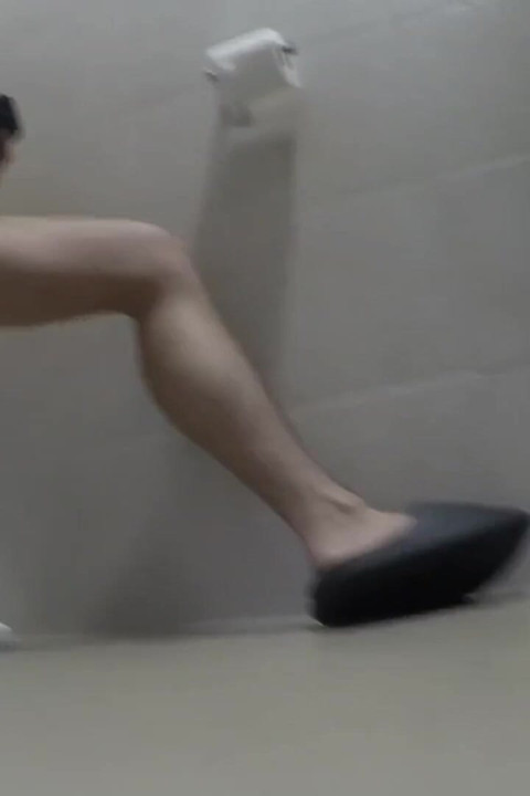 공공 화장실 칸막이에서 절단되지 않은 자지를 따먹는 소년