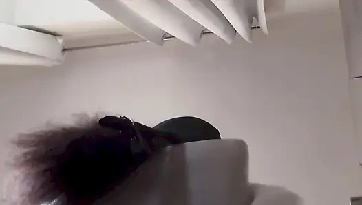 MILF с завязанными глазами и с кляпом, трахалась в киску и рот