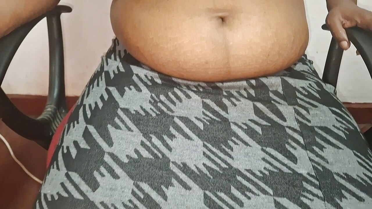Mama mea vitregă matură sexy desilovelady excitată în cameră