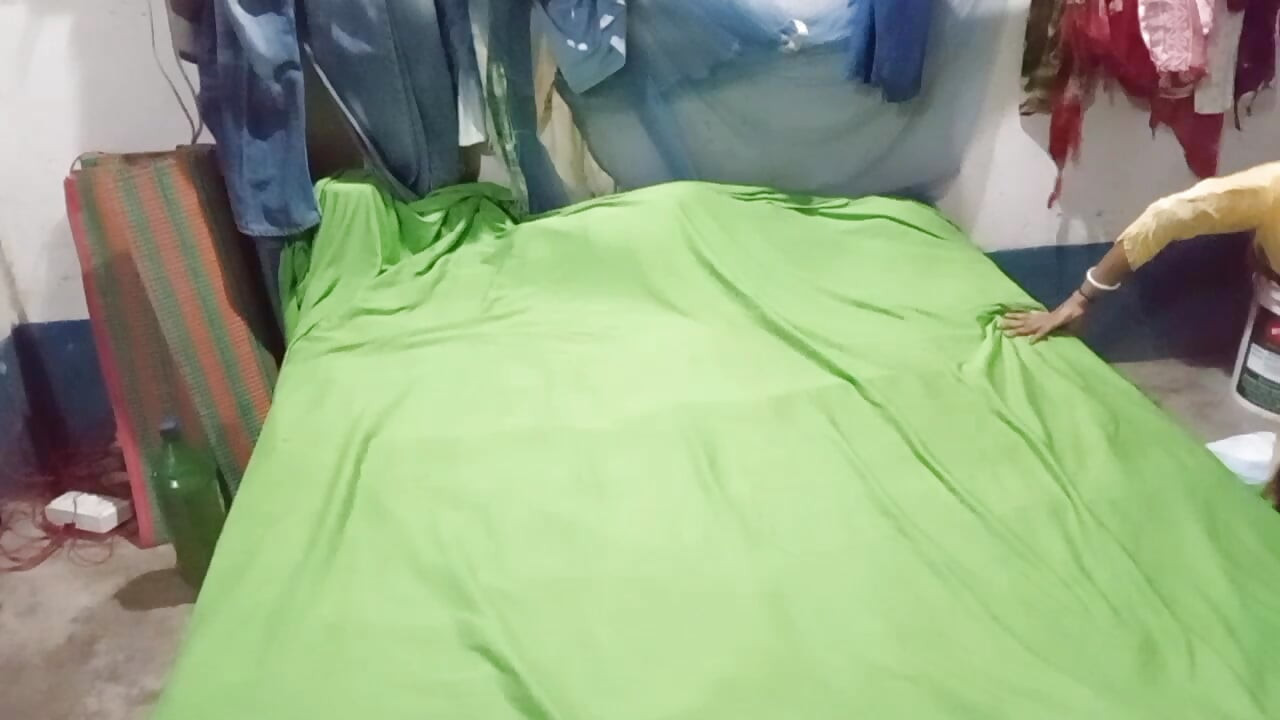 Desi Aunty k saath hot gand ki romantic video only kissing