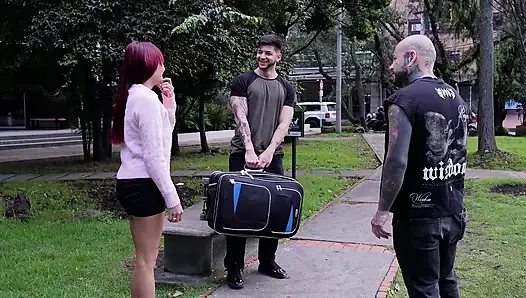 Die Schöne Rothaarige Hat Einen Grossen Dreier Mit Ihrem Schwager Und Ihrem Ehemann, Bis Sie Die Ganze Milch Aus Sich Bekommt