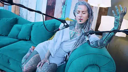 Ich spreche über L - LOVE - ASMR podcast SFW spricht goth dünnes mädchen dreadlocks tattoo-modell inked mädchen
