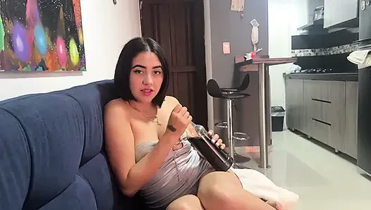 Rich ngentot sama saudara tiri latinaku yang seksi setelah tiba dari prom-nya.