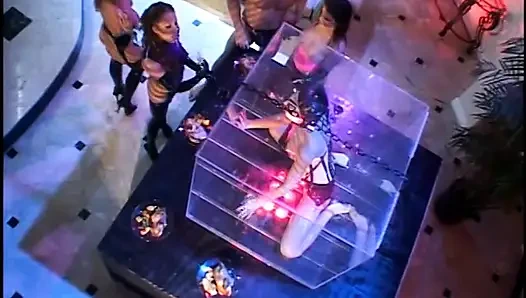 Üç hatun odada iki adamla iyi sikişiyor