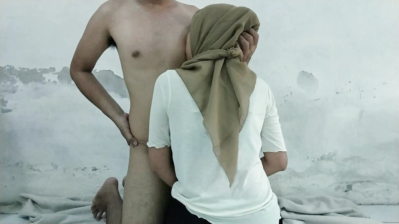 Η Μαλαισιανή Φιλιππινέζα με μαντήλα γαμιέται με τον BF ενώ παίζει το παιχνίδι