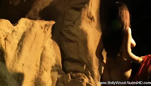 Penari Bharat Natyam melepas pakaian
