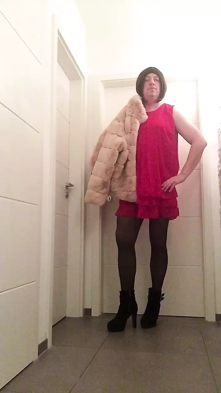 Nicki-Crossdress σέξι κόκκινο σιφόνι-φόρεμα, καλσόν και μπότες