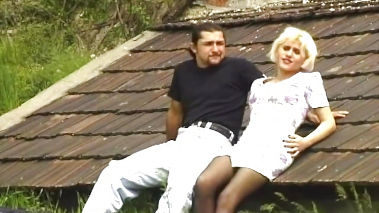 Blonďatá amatérka bere ptáka na venkovní střechu