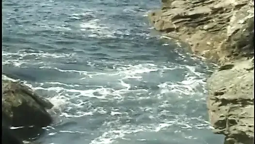 Черные телочки ищут опыт у моря