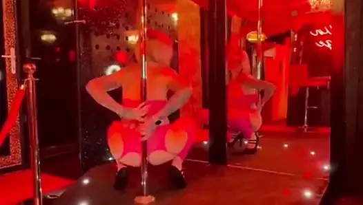 Penari striptis ini habis-habisan sampai dia meringis keen