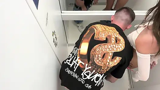 Kami Bercinta Di Lift Dan Tetangga Menangkap Kami