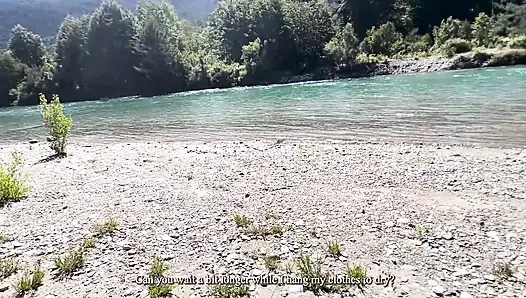 Ormanda kendimi garip buluyorum ve onu önde sikiyorum