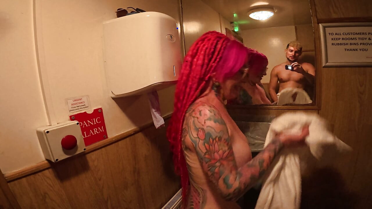 Nudystka sauna brytyjska punk różowe włosy dziwka Piggy Mouth jebana w Nudystów Spa