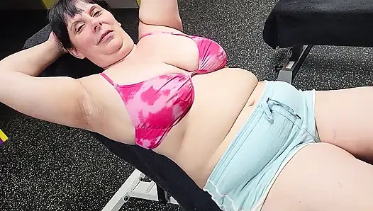 Ibu tiri gemuk yang imut muncrat di luar ruangan