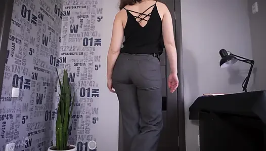 Sekreter dar pantolonlu bacakları ve götünü modelliyor