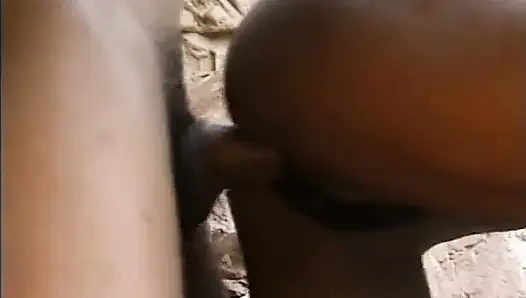 Чернокожей шлюшке лижут киску и трахают на природе против водопада