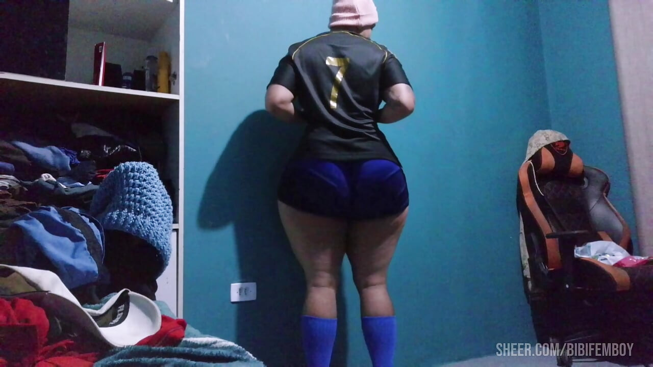 A curvy tranny with a big ass and a feminine body.