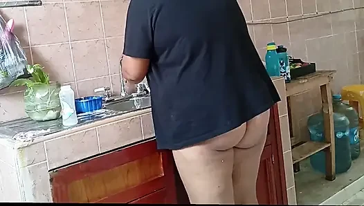 Tombul üvey anne mutfağı yıkıyor ve temiziyor