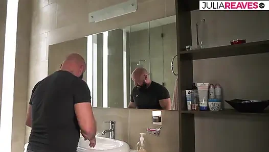 Ateşli kız banyoda sert bir yolculuk yaptıktan sonra yarak boşalmasını emiyor