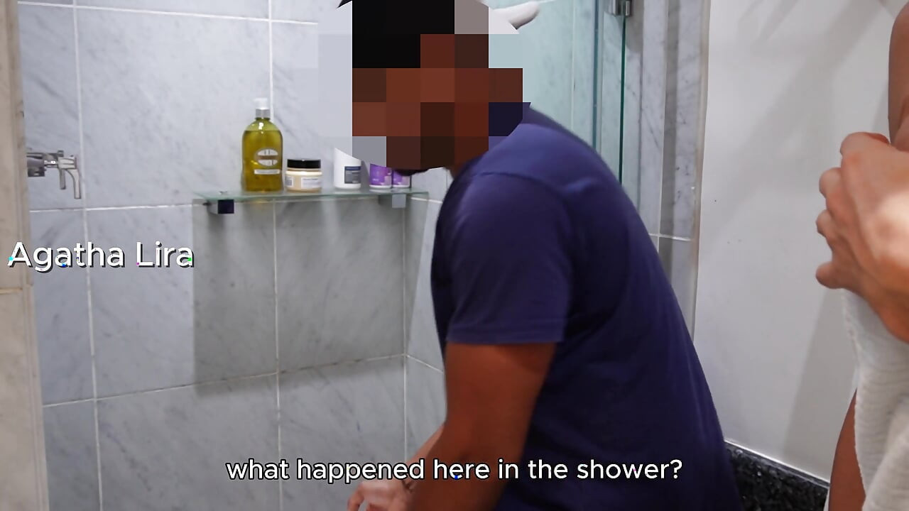 Dia datang untuk memperbaiki kamar mandi dan meminta untuk melepas kondom.