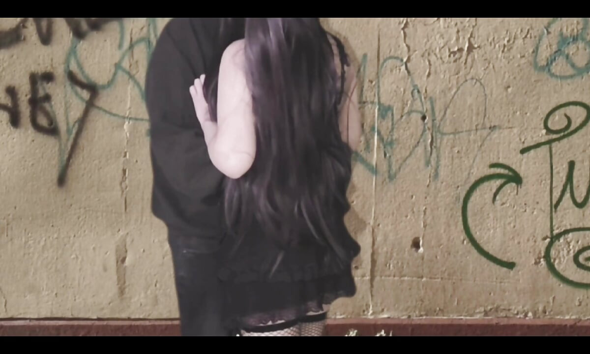 Pieprzy swoją dziewczynę na środku ulicy!