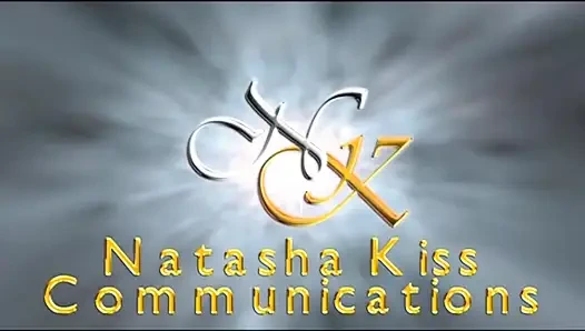 Lezbiyenler öpüşüyor yalıyor parmaklıyor ve büyük yaraklı üçlü sikişiyor