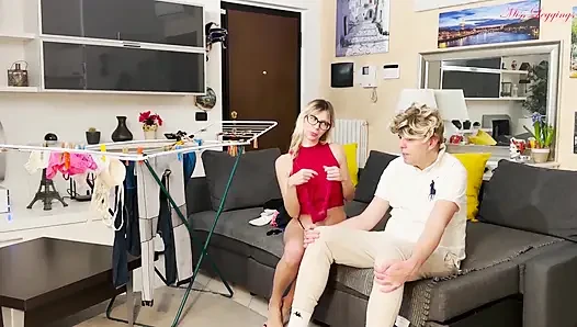 Canı sıkılan ev hanımı üvey anne, üvey oğlunun nef arkadaşını iç çamaşırını önüne sererek kışkırtıyor