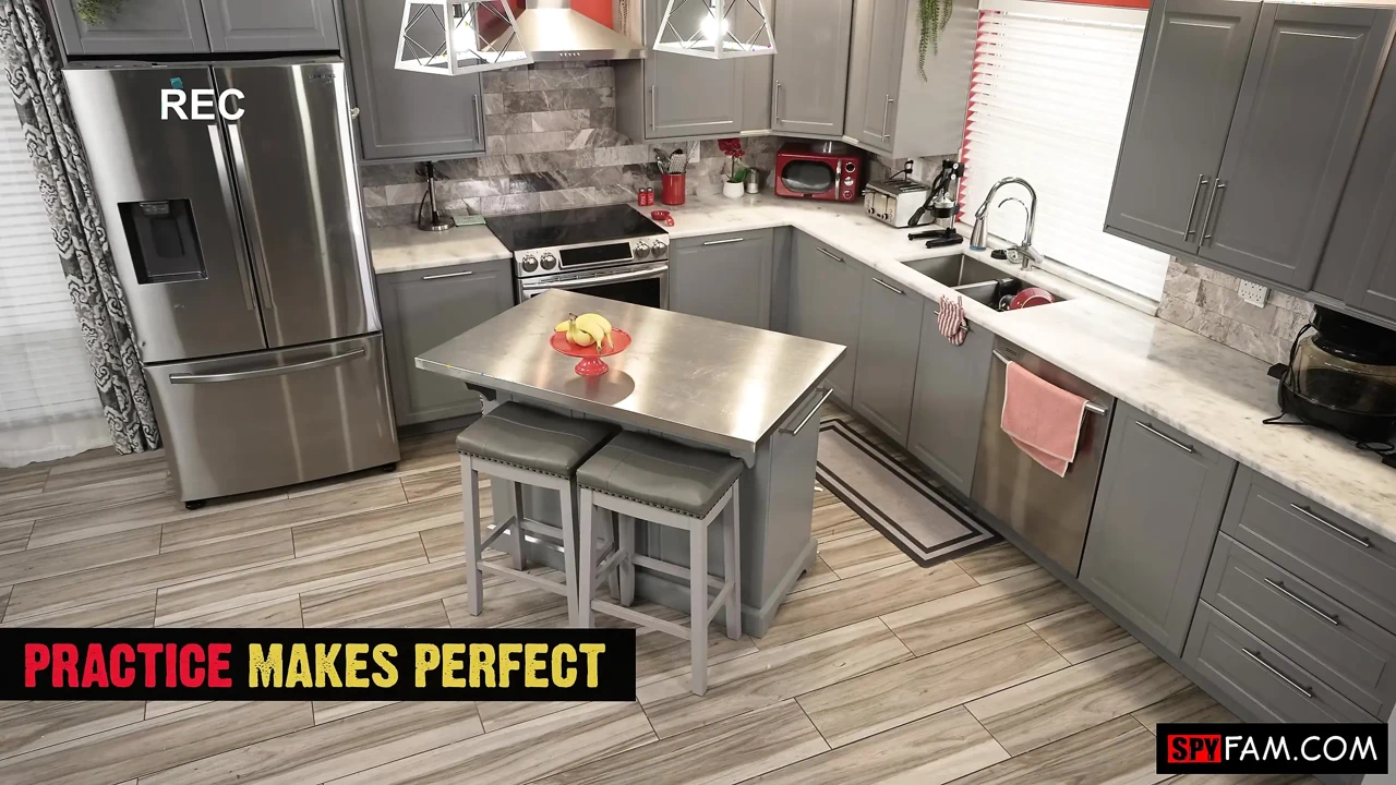 Cha dượng sử dụng tôi như đồ chơi đụ cá nhân của anh ấy