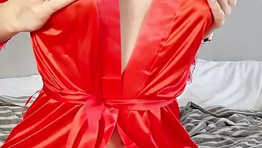 Orta yaşlı seksi kadın evde tek başına mastürbasyon yapıyor ve sarkık göğüsleriyle oynuyor