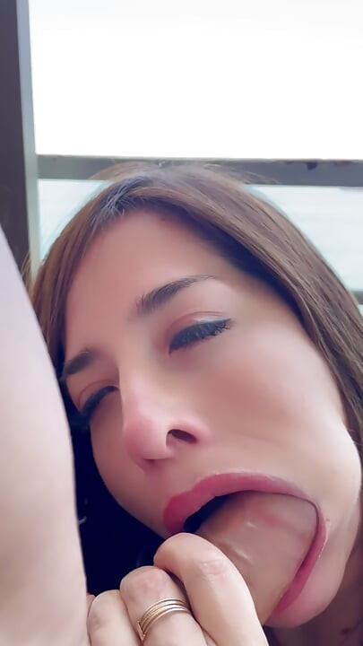 מזיין לי את הפה במרפסת מול הים (סקס לטיני חובבני)
