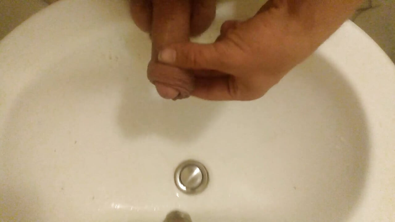 Kikar på min hand, i ett handfat