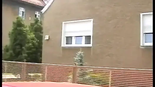 Kıllı sarışın piliç açık havada amını havuçla dolduruyor