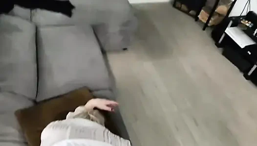 Deri pantolonumu açıyor ve vajinamı ve popomu seviyor