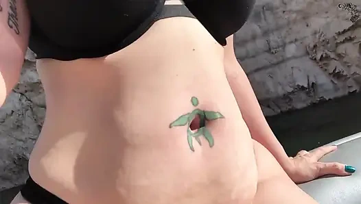 Bauchanbetung auf einem boot