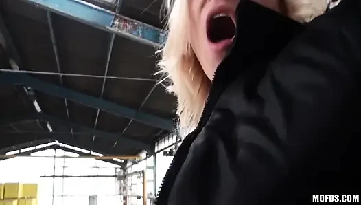 Halka açık pikaplar - ateşli sarışın amatör linda ray biraz para harcamak için sikişiyor