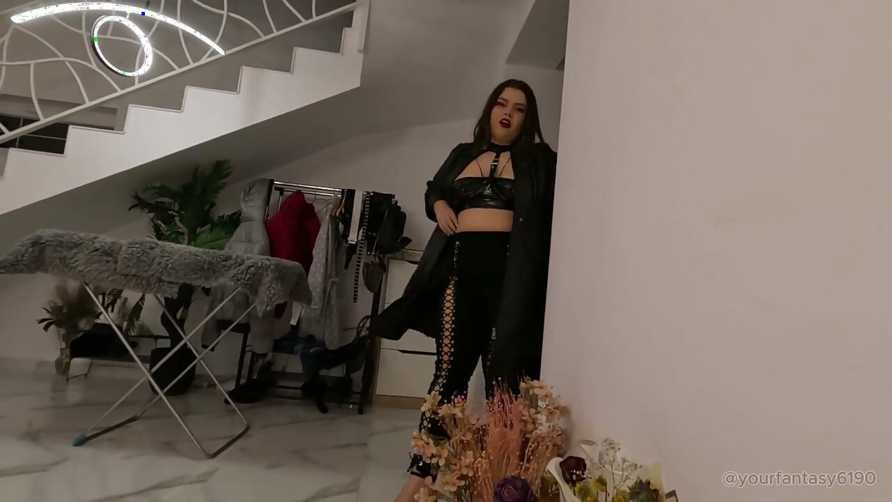 Stăpâna te face să fii un sclav cu adulmecare cu vedere la persoana 1