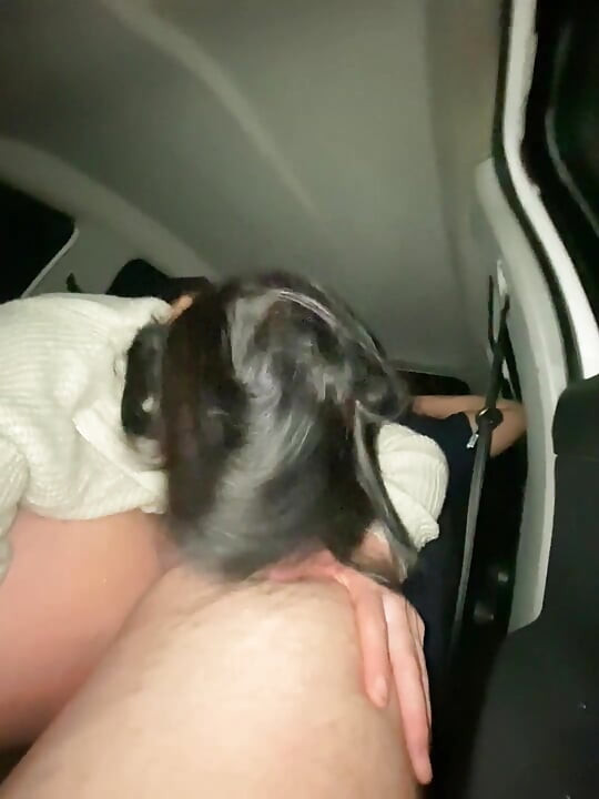 她让我射在她嘴里, 在公共停车场的车里邋遢口交, 深喉口交