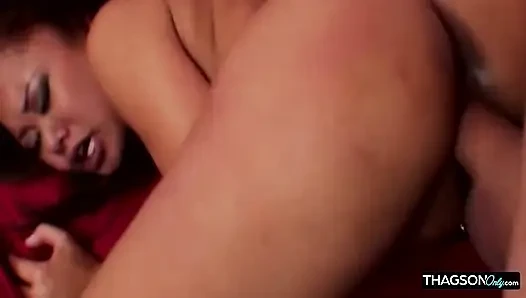 Büyük yarak olgun bebeğin sıkı götünü geniş açıyor