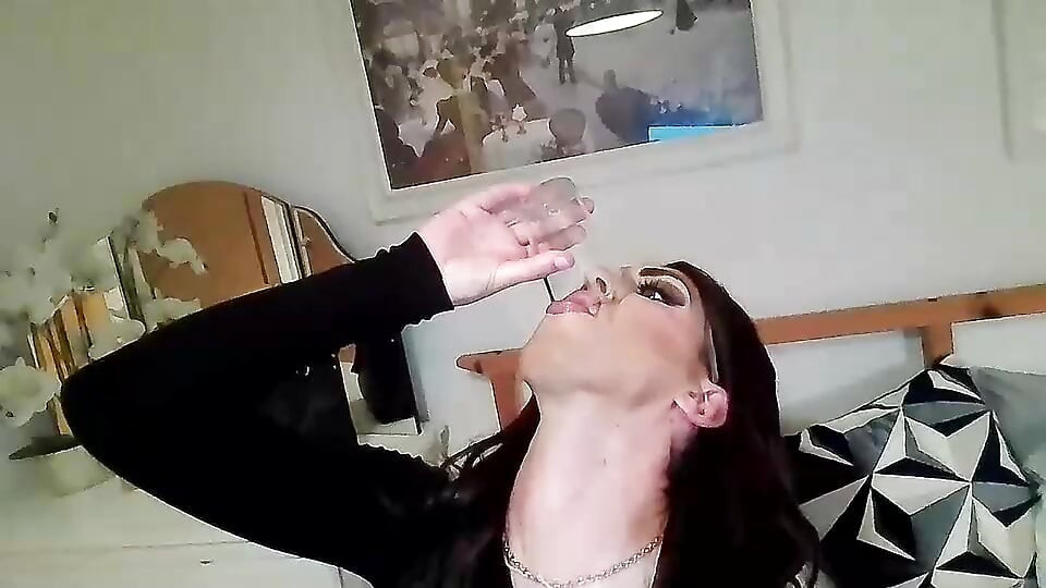Sissy crossdresser guta njenu spermu
