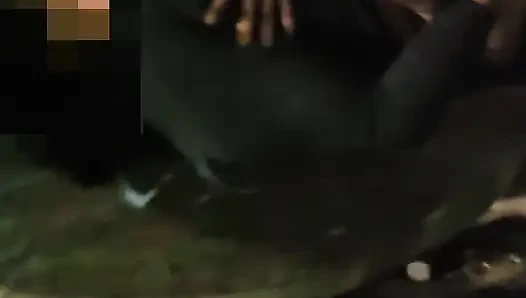 Saya menemukan seorang pria di alun-alun umum, meniduri saya di depan cuckold